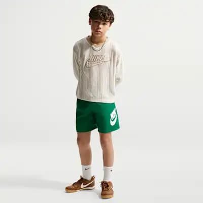 Nike Sportswear Club (Older Kids' 15cm (approx.) Woven Shorts) chez Nike